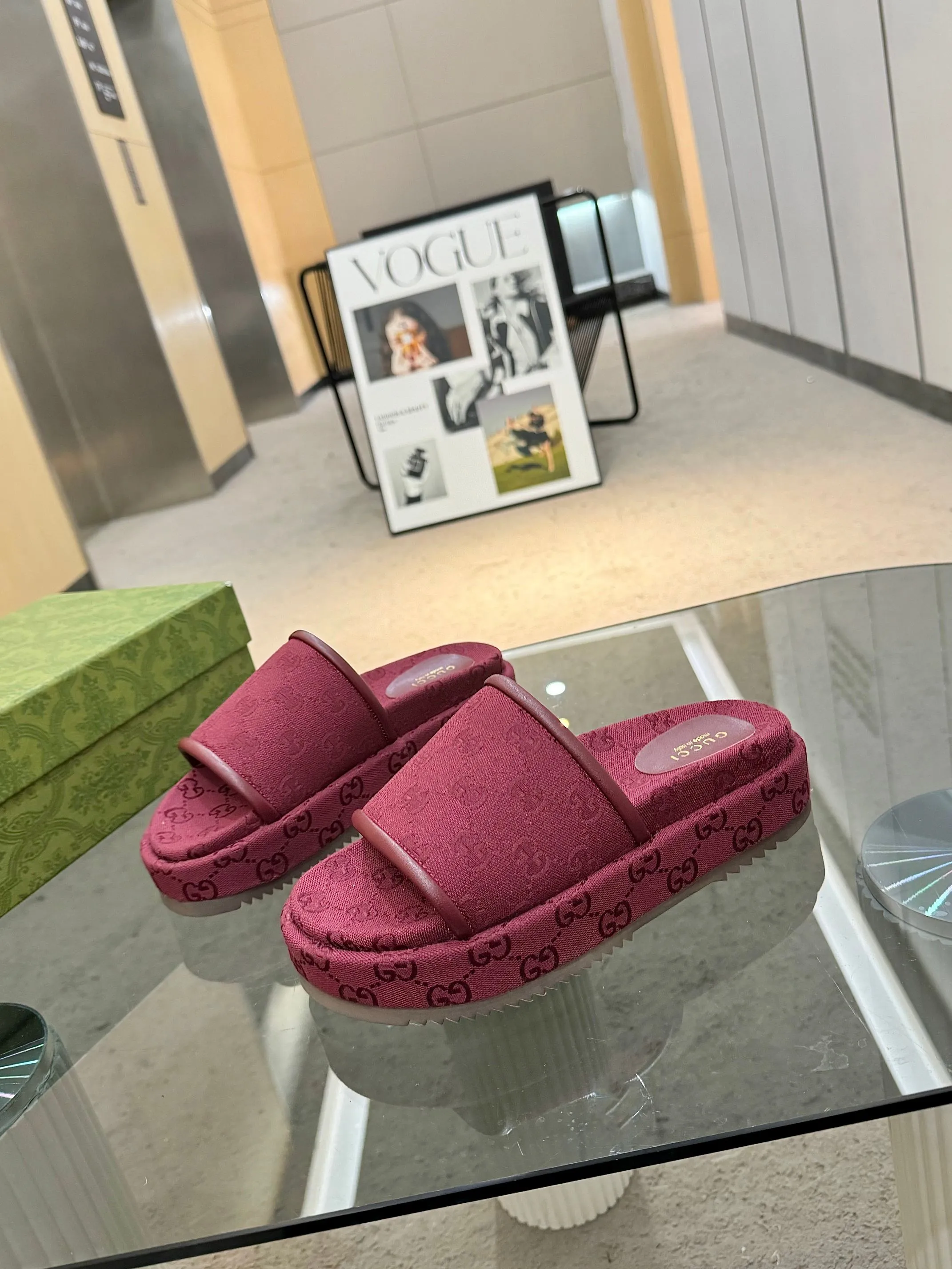 👟👟Ex-factory price 400👟👟 Shipped all year round, Gucci's latest limited edition thick-soled slippers. Top quality for sale. Purchase genuine product for development. The material and workmanship are consistent with the original. Upper: original special printing process. Lining: dyed sheepskin. Outsole: Italian private model outsole. Size: 35-43M standard size. 41, 42, 43 are also customized and cannot be returned. Sole thickness: 5.5cm. Forefoot 4cm.